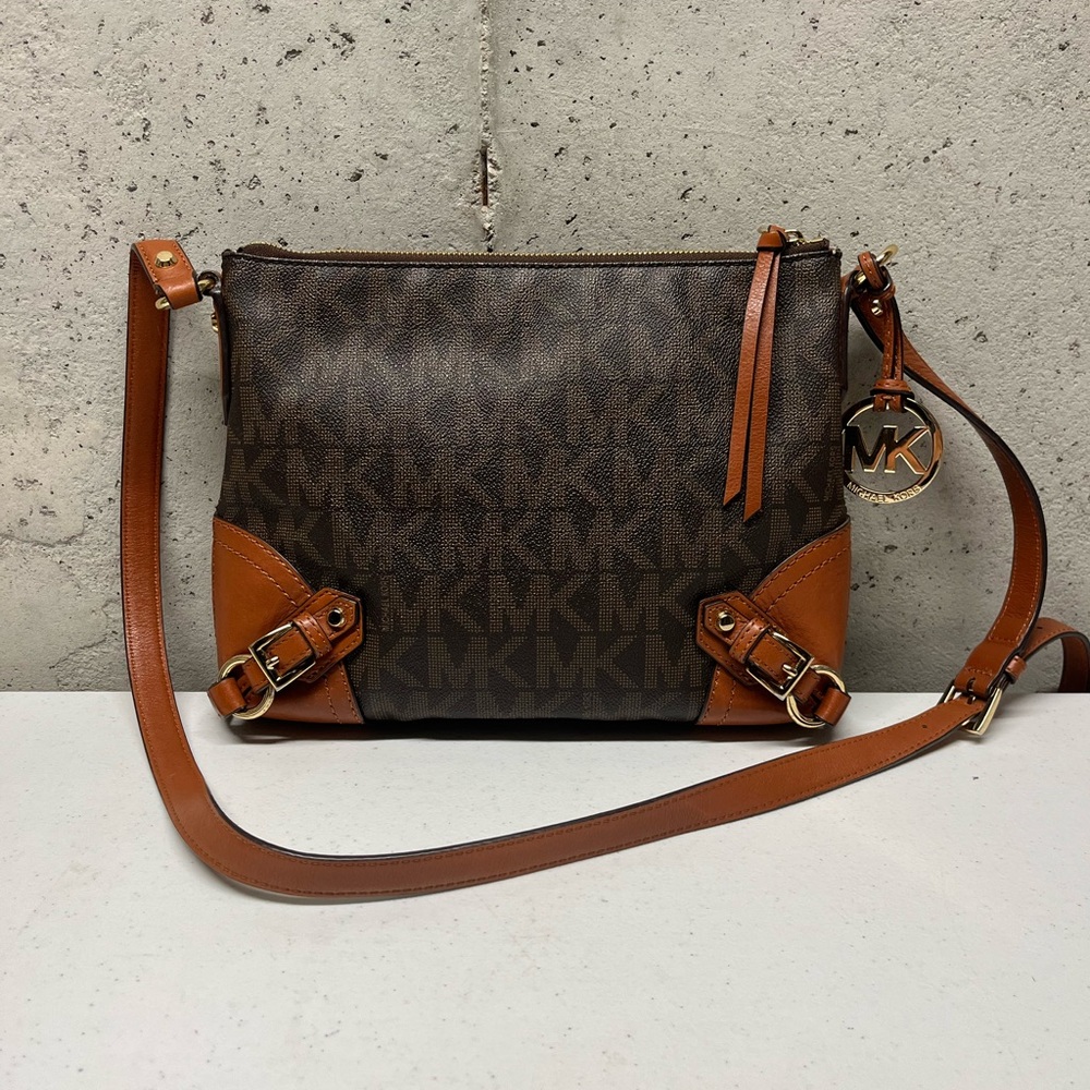 Michael Michael Kors Fallon Medium Messenger Bag. - image 1
